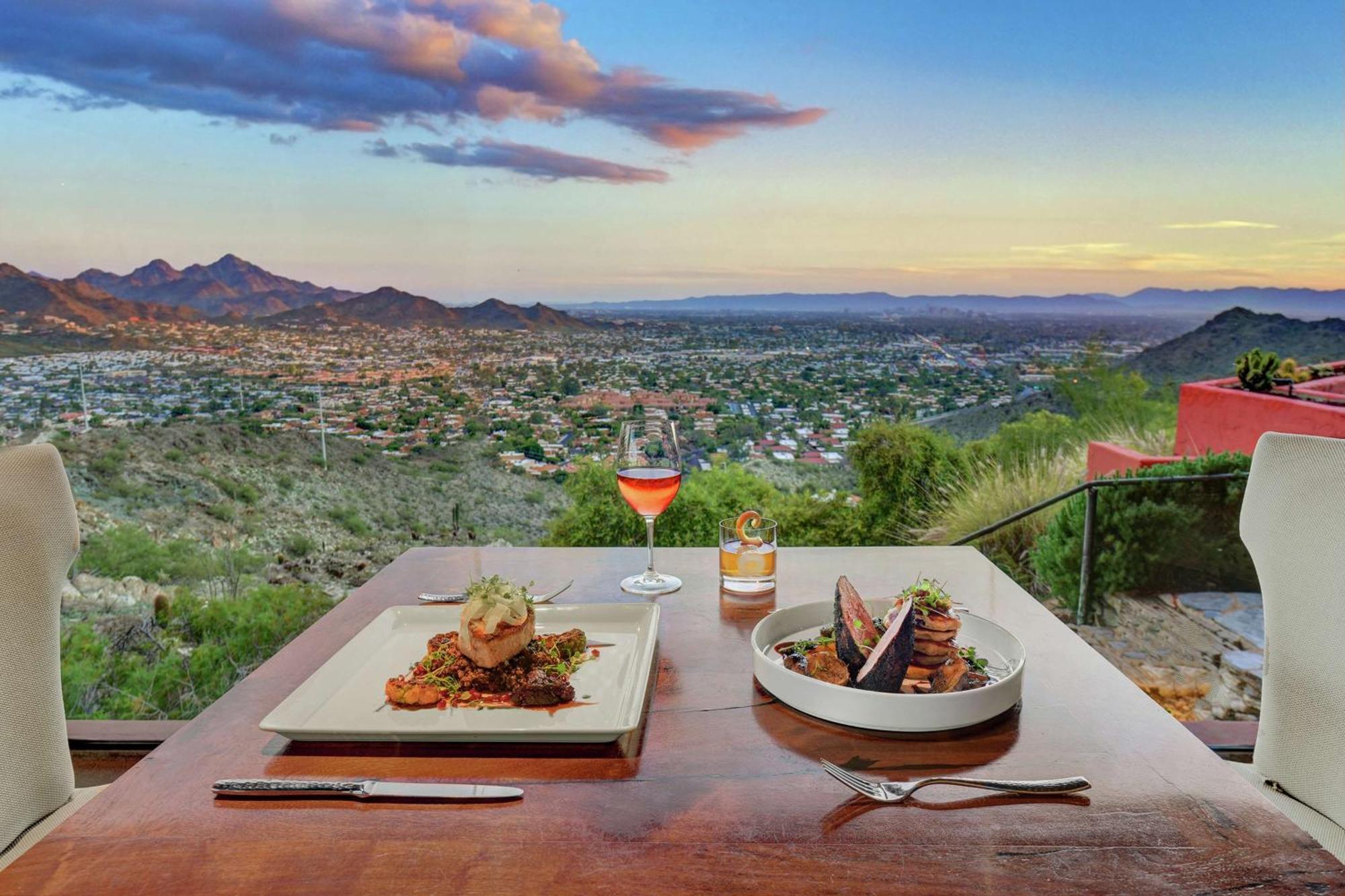 Hilton Phoenix Tapatio Cliffs Resort Bagian luar foto