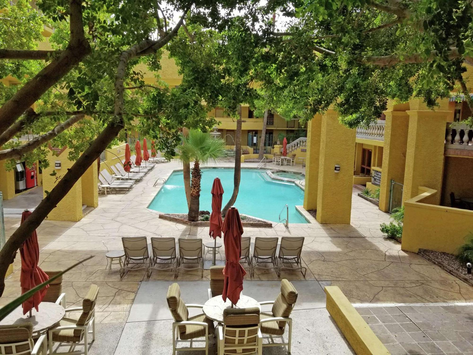 Hilton Phoenix Tapatio Cliffs Resort Bagian luar foto